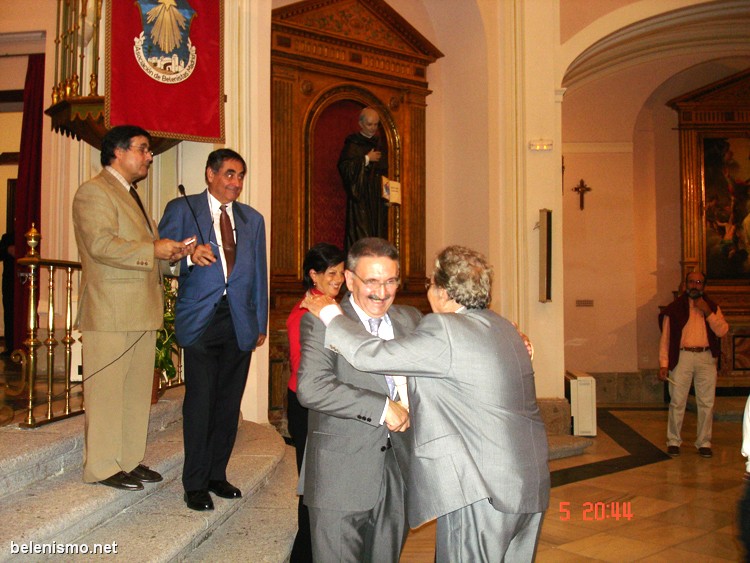El presidente de la ABM, Ángel Ibáñez, hace entrega de una distinción al ilustre belenista D. Francisco Maroto.