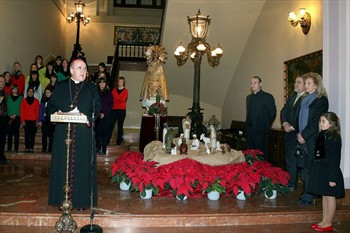 El Arzobispo de Valencia, Carlos Osoro Sierra, da lectura al Pregón de Navidad.