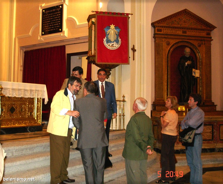 El presidente de la ABM, Ángel Ibáñez, hace entrega de una distinción al artesano José Luis Mayo.