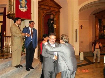 El presidente de la ABM, Ángel Ibáñez, hace entrega de una distinción al ilustre belenista D. Francisco Maroto.