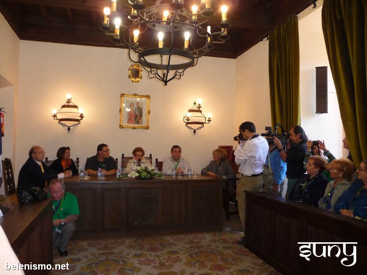 La Concejal de Turismo, Concha Barahona, recibe a los congresistas en el Salón de Plenos del Ayuntamiento de Sigüenza.