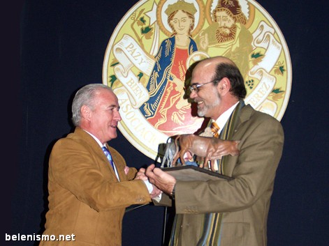 Miguel Pérez Carrillo recibe el Misterio obra de Joaquín Pérez de manos del Presidente de la Asociación, Manuel Alcocer.