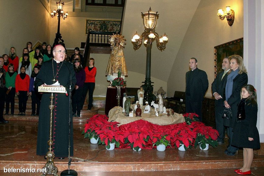 El Arzobispo de Valencia, Carlos Osoro Sierra, da lectura al Pregón de Navidad.