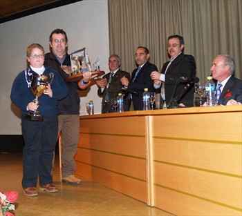 D. Juan José Millán Amaya, con de uno de sus hijos, recibe el 1er Premio en la categoría Grupo Especial Belenistas.