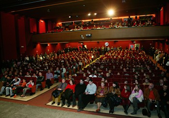 El público abarrotó el Aula de Cultura de Caja Mediterráneo.