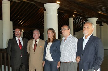 Dª Pilar Sánchez, D. Juan Pedro Crisol, D. Manuel Alcocer, el arquitecto municipal y un representante de la constructora