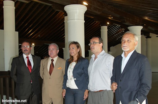 Dª Pilar Sánchez, D. Juan Pedro Crisol, D. Manuel Alcocer, el arquitecto municipal y un representante de la constructora