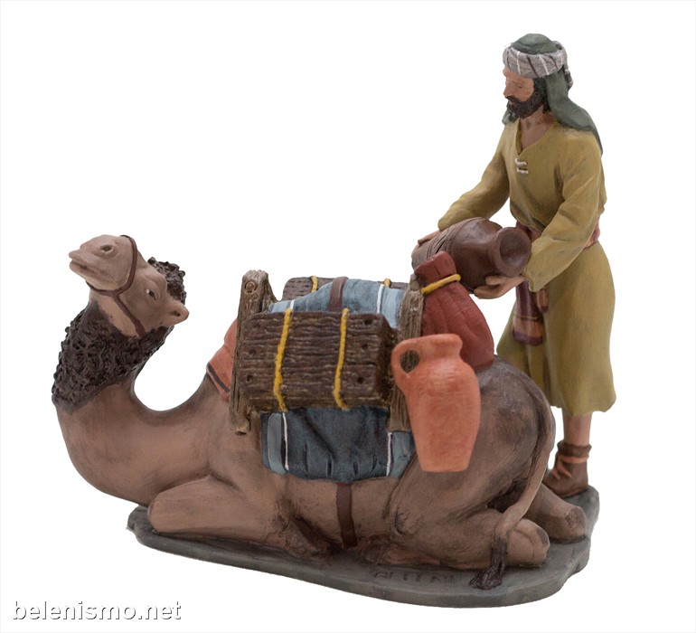 Grupo camellero y camello tumbado cargado