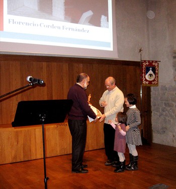 El presidente de la Asociación, José Mª Valgañón, hace entrega del premio Betlehem a Florencio Cordeu.