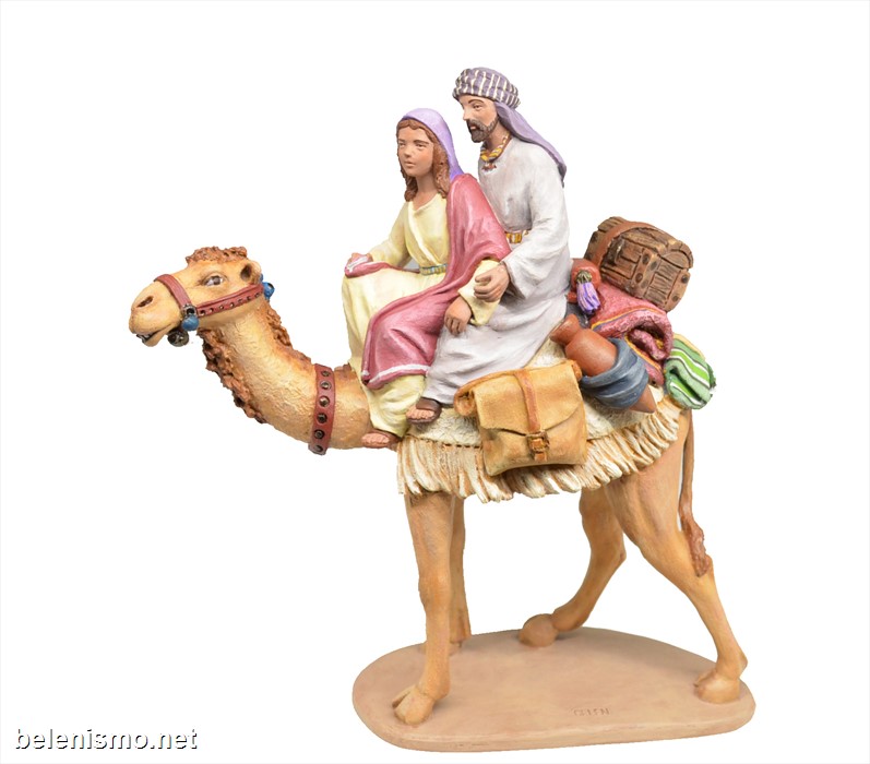Pastor y pastora a camello con carga