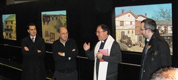 El Capellán de la Asociación, José Javier Arguibide, flanqueado por el Presidente, Jesús Gómara (izda.), y el Concejal de Cultura, Fermín Alonso (dcha.)