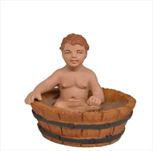 Niño sentado en barreño bañándose