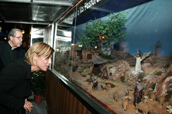 La alcaldesa de Alicante mira con atención una de las escenas del belén de La Montañeta