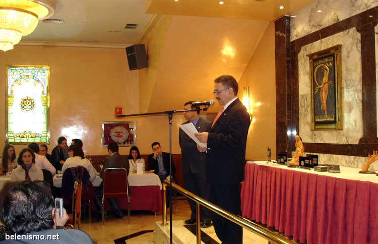 El presidente de la Asociación de Belenistas de Madrid, Ángel Ibáñez, da la alocución de bienvenida.
